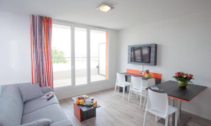 Chevilly-Larue Hotel | Charming Apartment w/Kitchenette Steps from Vibrant Market & Metro