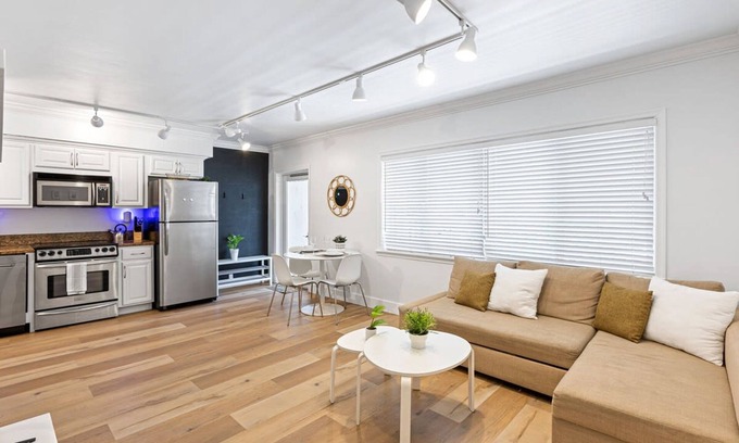 Hendricks and Venice Isles Apartment | Charming Apartment in Las Olas Blvd Isle