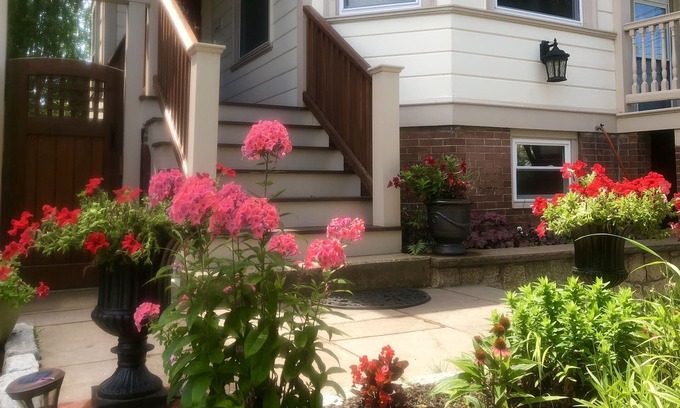 Blackstone House | CHARMING Apartment in Grand Home East Side WALK EVERYWHERE