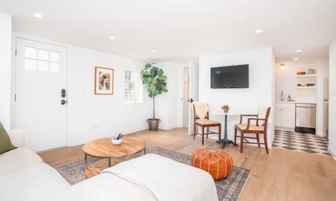 East Side Apartment | Charming Apartment in Historic Grant Park Homenn