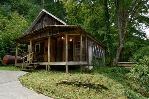 Topton House | Charming Appalachian Mountain Cabin for Glamping near the Nantahala River
