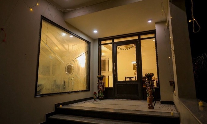 Basai Bed & Breakfast | Charming B&B with WiFi and AC in Wise Villa Agra 7