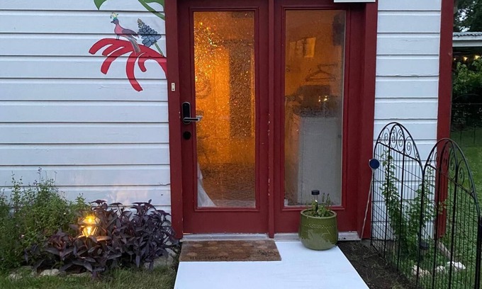 Denton House | Charming barn with 2 bedroom and WiFi, close to Courthouse Square.