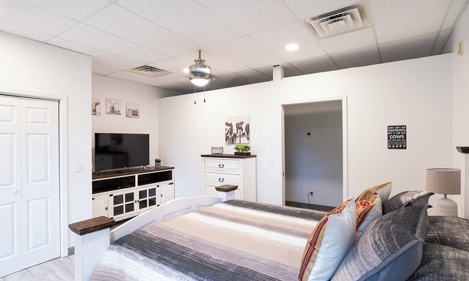 Portland House | ￼ Charming Barndominium in Country ￼- Pet-Friendly & Completely Renovated