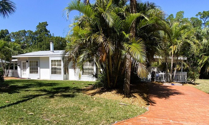 Whitney Beach Cottage | Charming Bayside 1BR Cottage