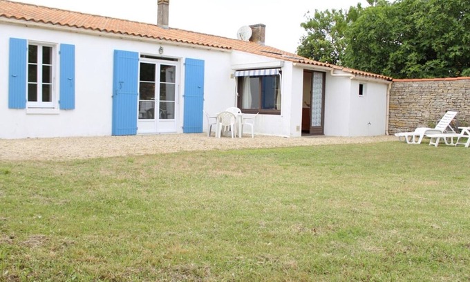 La Bree-les-Bains House | Charming Beachside Cottage in La Brée with Garden & Veranda - Sleeps 4