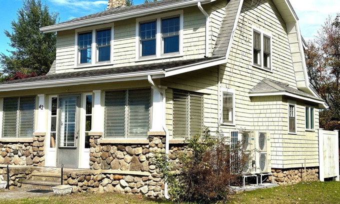 Westbrook Center House | Charming Beach House-Short walk to Private Beach