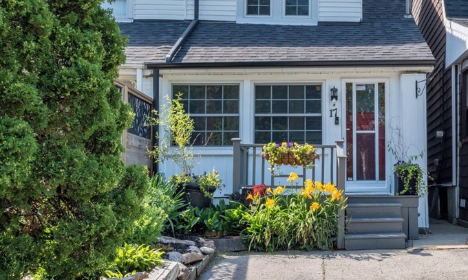 Birch Cliff House | Charming Beaches Retreat | Renovated 2-Bedroom House with Yoga Studio