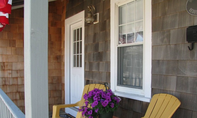 Scituate House | Charming Beachfront Cottage