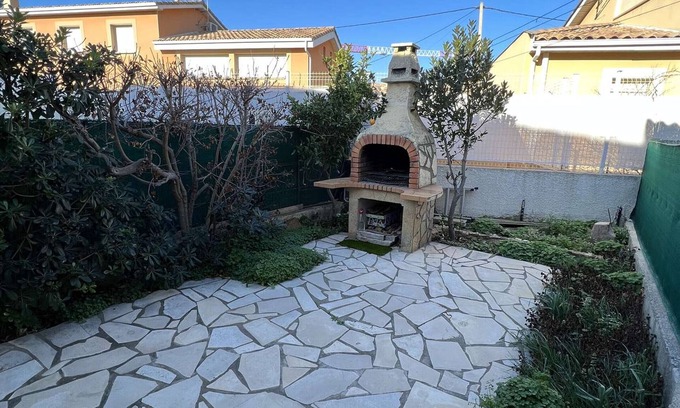 Valras-Plage Apartment | Charming Beachside Pavilion, 250m to Shore, Sleeps 6, Garden & BBQ