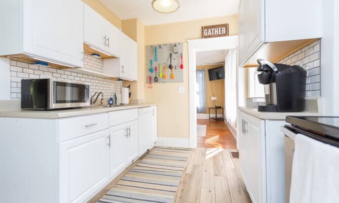 Harrisonburg House | Charming Brick Bungalow Steps from JMU Fenced backyard 30 day min