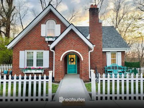 Williamstown House | Charming Brick Cottage Near Ark Sleeps 12