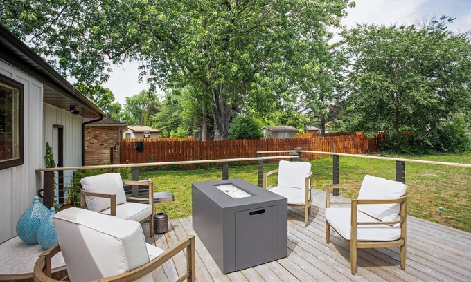 Crystal House | Charming & Bright Crystal Home w/Fire Table!