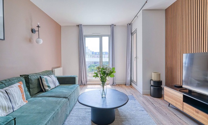 Rueil-Malmaison Apartment | Charming, bright 2-room apartment with balcony in Rueil-Malmaison - Comfort and