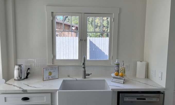 North Central House | Charming Bungalow in Pasadena 1 Bedroom 1 Bathroom with full kitchen