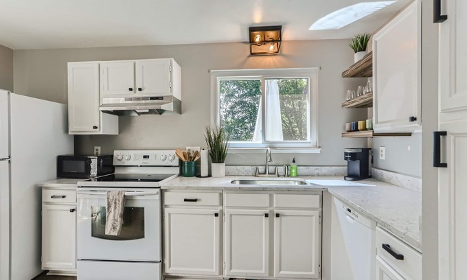 Longmont House | Charming Bungalow - Longmont- Nearby Lyons Pet Friendly fenced yard