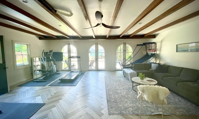 Windsor Square House | Charming bungalow with AC, exercise equipment, WiFi in marvelous Los Angeles