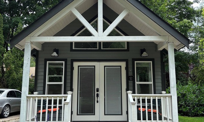 Camas House | Charming bungalow with WiFi and AC in welcoming Camas close to Portland .