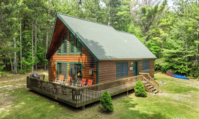 Wilmington House | Charming Cabin accommodates 8 people, 2 miles from Whiteface Mountain and 11 miles from Lake Placid