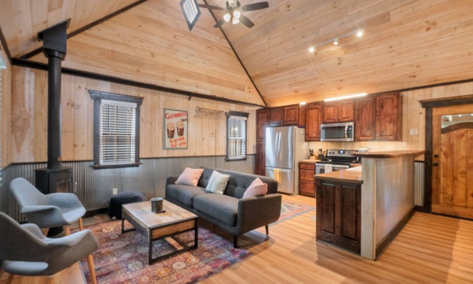 Rising Fawn Cabin | Charming cabin by Cloudland Canyon with hot tub, bonus studio & screened porch
