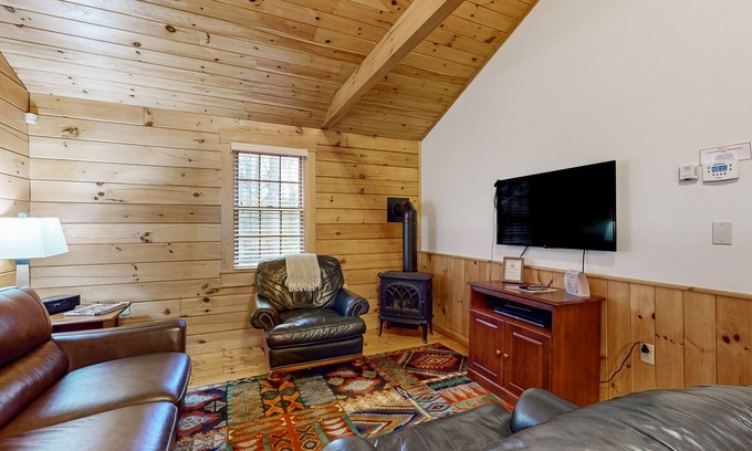 Northport Cabin | Charming cabin getaway with firepit, kitchen, WiFi & nature at your door