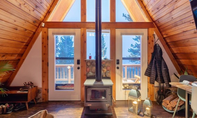 Saint Mary's Cabin | Charming Cabin Home W/Mountain View, Spa & Sauna