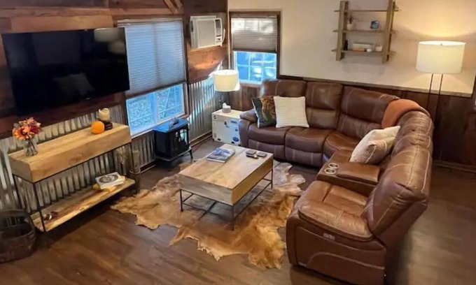 North Auburn House | Charming Cabin in Auburn for 4