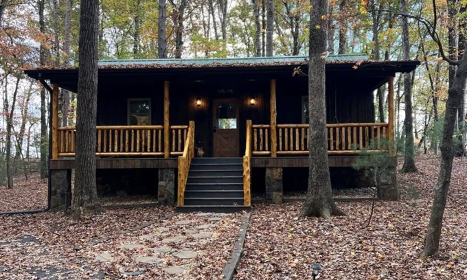 State Road Cabin | Charming cabin in State Road with WiFi, AC, and big window to watch wildlife.