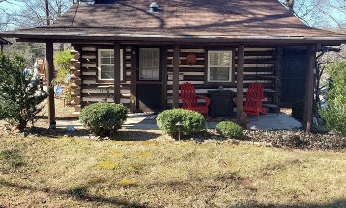 Beverly Hills Cabin | Charming Cabin in the heart of Asheville. Dogs considered!