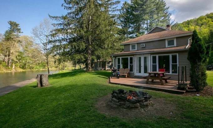 Gaines House | Charming cabin just steps away from Pine Creek!