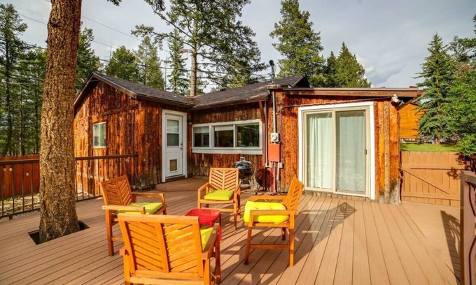 Woodland Park Cabin | Charming Cabin w/Hot Tub, Walk to Main St!