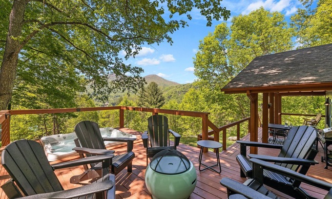 Maggie Valley Cottage | Charming cabin with hot tub & breathtaking views.