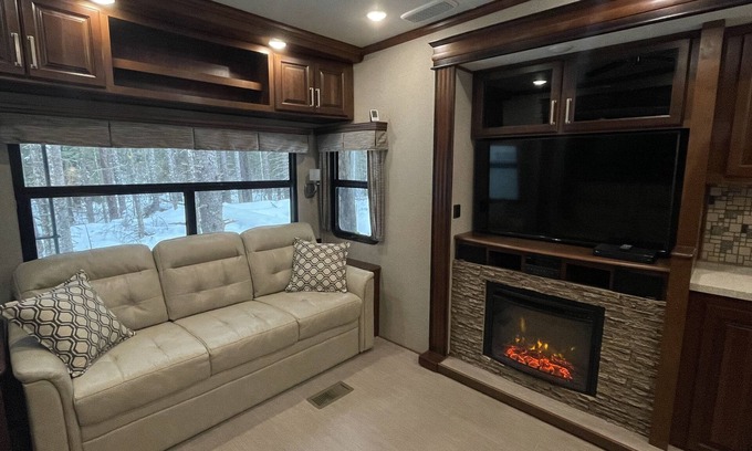 Bear Creek House | Charming Camper: Fireplace - TV - North Seward
