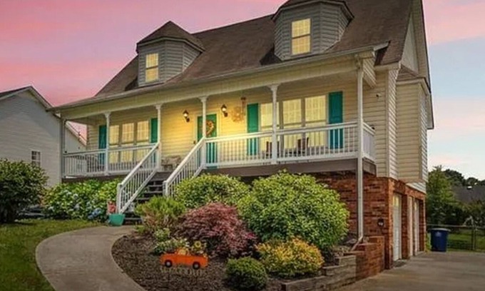 Winston - Salem House | Charming Cape-Cod Retreat in South Winston Salem