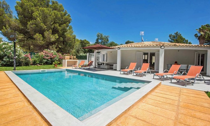 Crestatx Villa | Charming Casa Encinar in Tranquil Residential Area