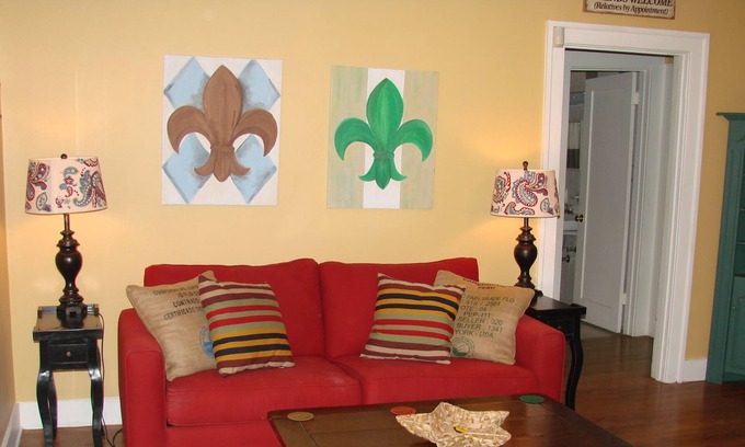 Milan Cottage | Charming casita, Uptown 1920's Bungalow - Walk to Streetcar