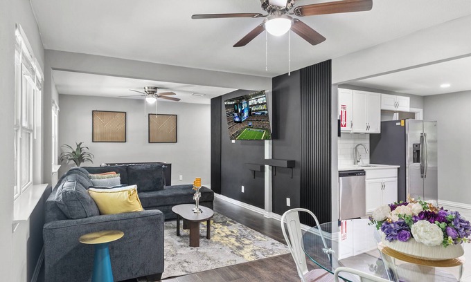 Euless House | Charming & Centrally Located, mins. from DFW, 6 Flags & ATT Stadium