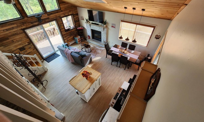 Lackawaxen House | Charming Chalet on Masthope Mountain. Close to all mountain amenites.