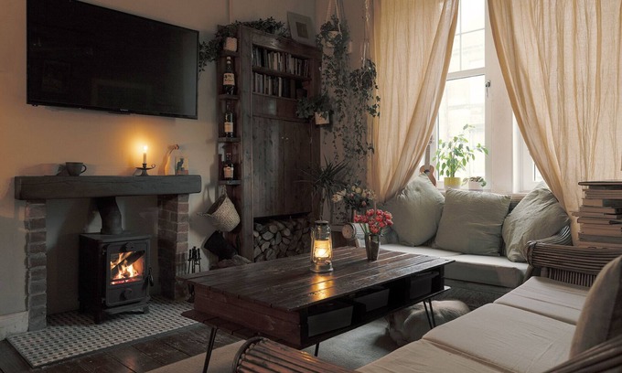 Edinburgh Apartment | Charming City Centre Flat with Log Fire