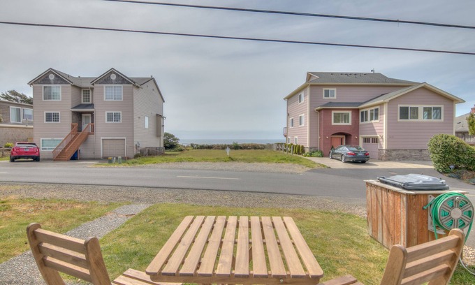 Lincoln City House | Charming Coastal Cottage w/Ocean View Close to Beach Access & Shopping