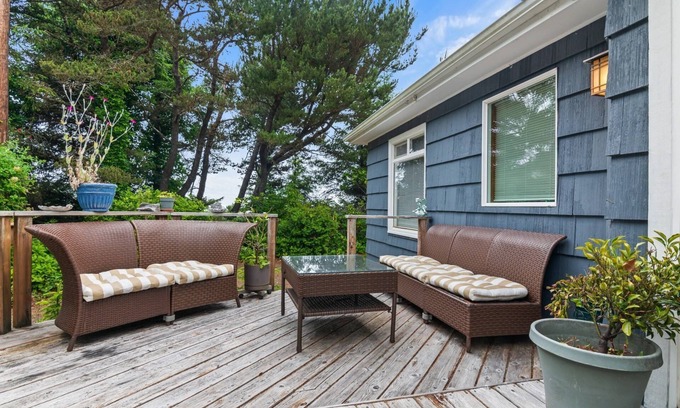 Nelscott House | Charming Coastal Cottage, Pet Friendly, Patio w/BBQ, WiFi, 1/2 Mile to Beach, 5 Miles to Casino