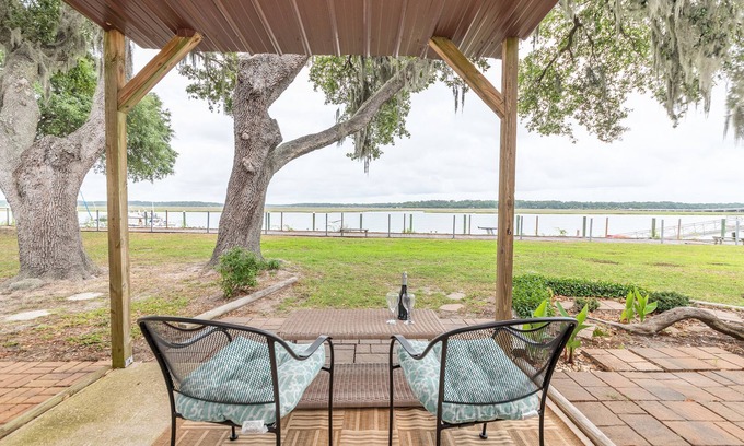 Beaufort Condo | Charming Coastal Casa on Beaufort's Battery Creek