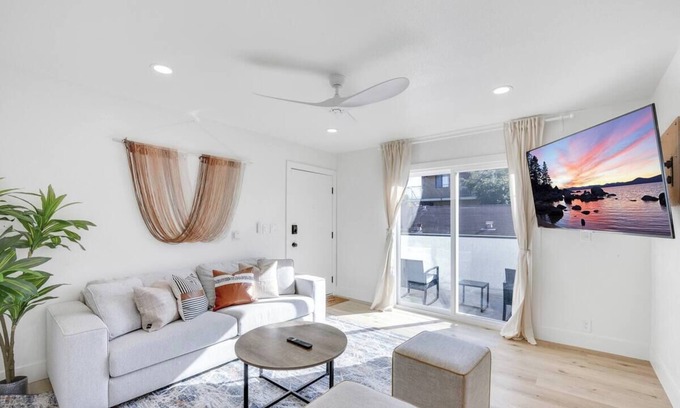Eastside House | Charming Coastal Retreat LB 2/2 home 5 Min 2 Beach
