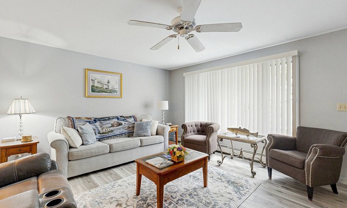 Port Clyde House | Charming Coastal Retreat with Comfortable Living Space and Washer/Dryer