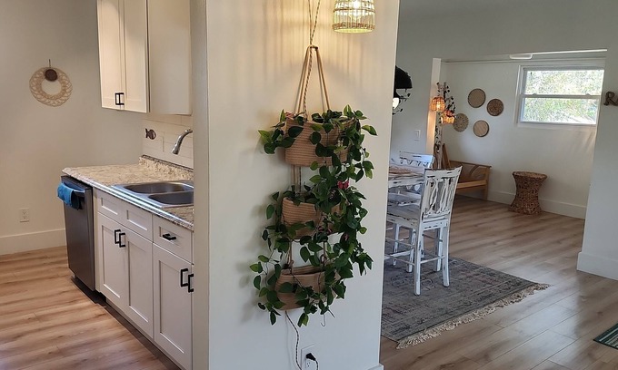 St. Petersburg - Clearwater House | Charming Coastal Retreat in St. Pete 2-bedroom house with AC, WiFi