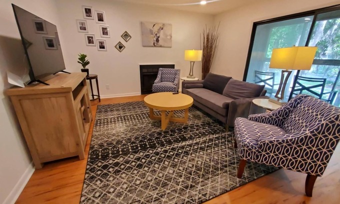 West Ashley Condo | Charming Condo amongst trees Close to Everything