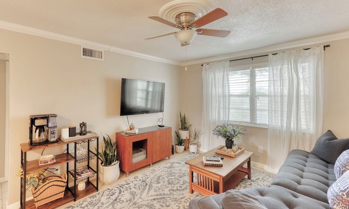 Dunedin House | Charming condo close distance to Honeymoon Island!