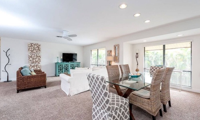 Sanibel Condo | Charming condo located near the beach w/pool, W/D, and internet