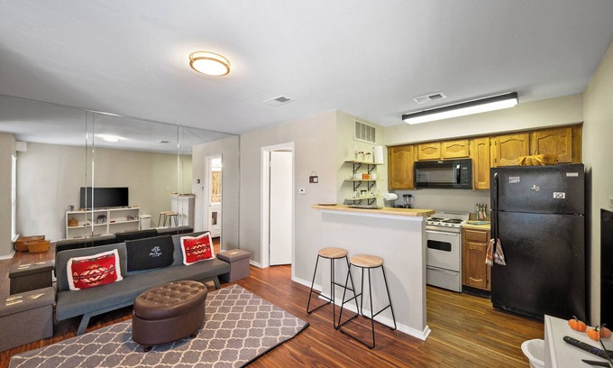 Fort Worth Condo | Charming Condo Near W 7th, Dining, Univ Dr & TCU. Cozy Extended Stay for Pros