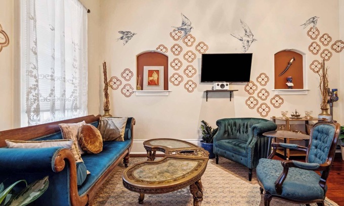 Lower Garden District Apartment | Charming Condo w Patio off Magazine St 2br|1ba